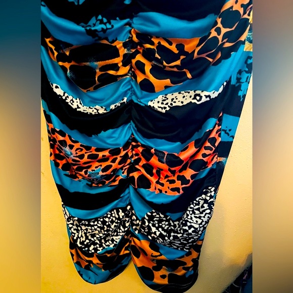 Bodycon Dress with several colorful prints and dimensions, size M - Picture 9 of 9